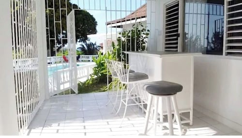 Windy Villa Sleeps 8 /Free Wifi & Airport Pickup