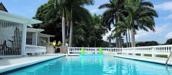 Windy Villa Sleeps 8 /Free Wifi & Airport Pickup