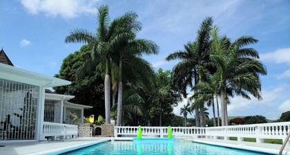 Windy Villa Sleeps 8 /Free Wifi & Airport Pickup