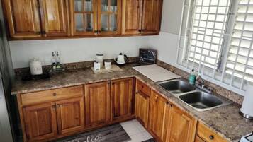 Fridge, oven, stovetop, coffee/tea maker