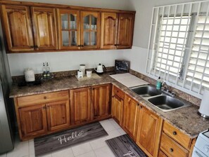 Fridge, oven, stovetop, coffee/tea maker