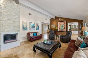 Smart TV, chimenea y estéreo 