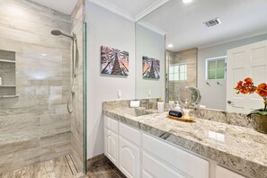 Regadera, secadora de cabello, toallas, shampoo 