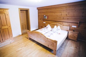 2 bedrooms, desk, WiFi, bed sheets