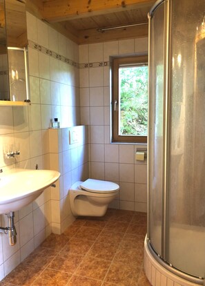 Een douche, een haardroger, handdoeken, zeep