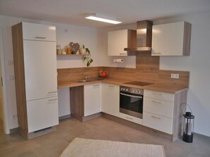 Frigorifero, forno, piano cottura, lavastoviglie