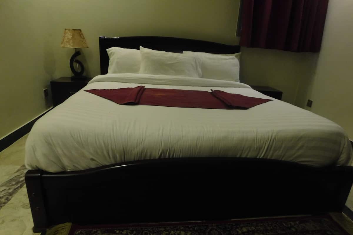 Executive suite | Een bureau, gratis wifi, beddengoed