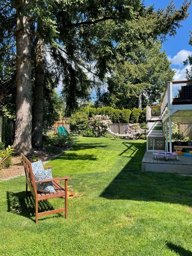 Comfortable Cul de Sac Edmonds Retreat