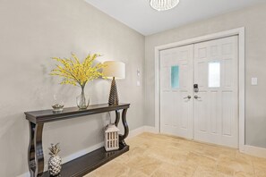 Interior - Prestigious location, Gulf Access, Heated Pool - Villa Pineapple Oasis - Roelens Vacations (Cape Coral)