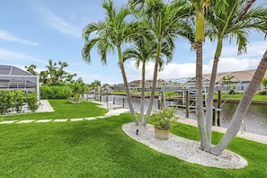 Property grounds - Prestigious location, Gulf Access, Heated Pool - Villa Pineapple Oasis - Roelens Vacations (Cape Coral)