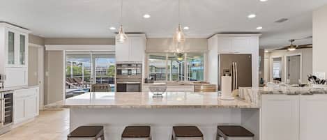 Réfrigérateur, four à micro-ondes, un four, surface de cuisson