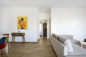 TV - Holiday Home "Casa Trafalmar" with Pool, Wi-Fi, Garden and Terrace (Zahora)