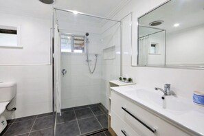 Douche, sèche-cheveux, savon, papier toilette
