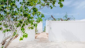 A pathway leading to a white building with a clear sky above. - Villa "Fora" near the Sea with Pool, Wi-Fi, Garden & Terrace (Carovigno)