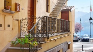 A building with a staircase, a door, and a window. - Apartment "Helvetia" on Lake Como with Lake View, Wi-Fi & Terrace (Tremezzina)