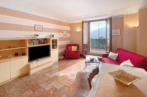 TV - Apartment "Helvetia" on Lake Como with Lake View, Wi-Fi & Terrace (Tremezzina)