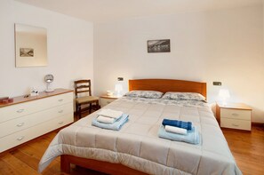 2 chambres, fer et planche à repasser, Wi-Fi gratuit, draps fournis