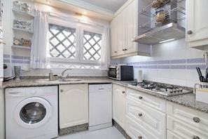 Refrigerador, microondas, horno y parrilla de estufa