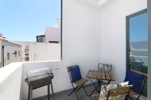 Outdoor dining - Vacation Home Casa Lopes Near the Beach with Wi-Fi, A/C, Private Terrace & Barbecue (Fuseta)