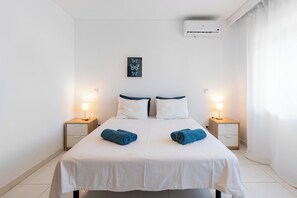 3 slaapkamers, een strijkplank/strijkijzer, gratis wifi, beddengoed