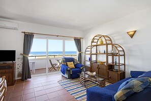 Living area - Pet-Friendly Apartment Meia Praia by the Beach & Wi-Fi (Lagos)