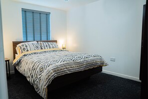 2 bedrooms, iron/ironing board, free WiFi, bed sheets - TWO BEDROOM LUXURY GROUND FLOOR APARTMENT.  (London)