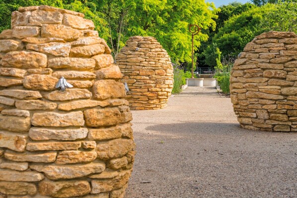 Property grounds - TWO BEDROOM LUXURY GROUND FLOOR APARTMENT.  (London)