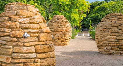 TWO BEDROOM LUXURY GROUND FLOOR APARTMENT.