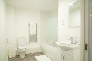 Combined shower/bathtub, hair dryer, towels, soap - TWO BEDROOM LUXURY GROUND FLOOR APARTMENT.  (London)