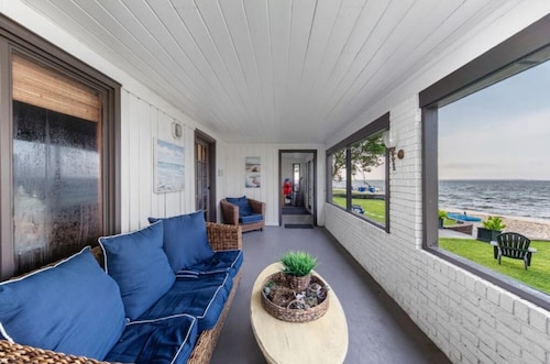 BAY HOUSE - Steps to its own Private Beach - Amazing Sunsets on the Water