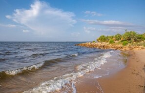 På stranden och solstolar