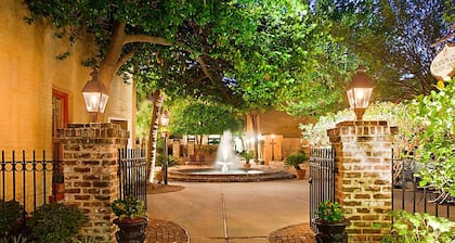 Right in Historic Charleston Downtown 1 BR Loft in The Lodge Alley Inn