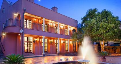 Right in Historic Charleston Downtown 1 BR Loft in The Lodge Alley Inn