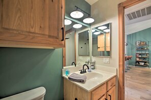Free toiletries, hair dryer, towels - Trail Access: Pet-Friendly Cabin in Show Low! (Show Low)