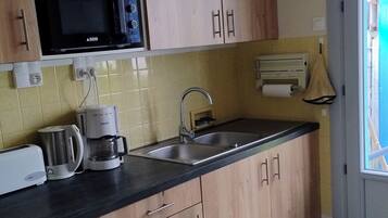 JÀÀkaappi, mikroaaltouuni, uuni, liesi