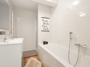Bathtub - Holiday Home in Den Haag with Terrace (Den Haag)