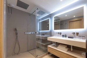Douche, séchoir à cheveux, serviettes fournies, papier de toilette