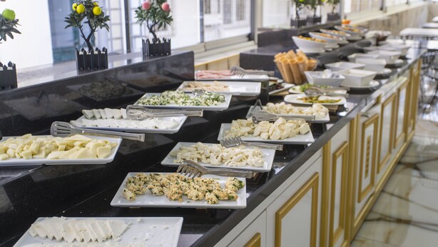 Un buffet proposant une variété de plats et d’ustensiles.