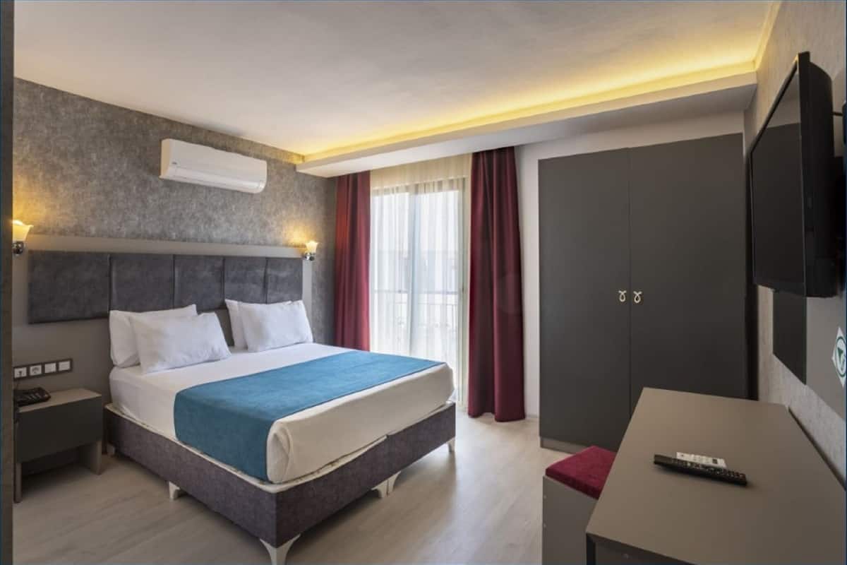 Minibar, in-room safe, WiFi (free), bed sheets