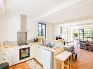 Køleskab, mikrobølgeovn, ovn, kogeplade