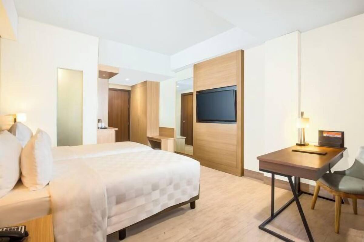 Minibar, värdeförvaringsskåp på rummet och skrivbord