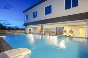 Una piscina al aire libre, guardavidas en la propiedad