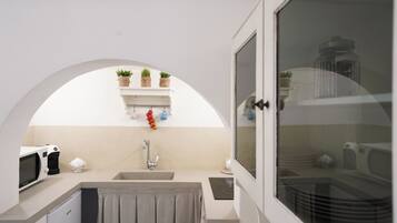 Kühlschrank, Mikrowelle, Herdplatte, Wasserkocher mit Kaffee-/Teezubehör