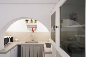 Fridge, microwave, stovetop, coffee/tea maker - Le Cementine - Alcove Apartment (Fasano)