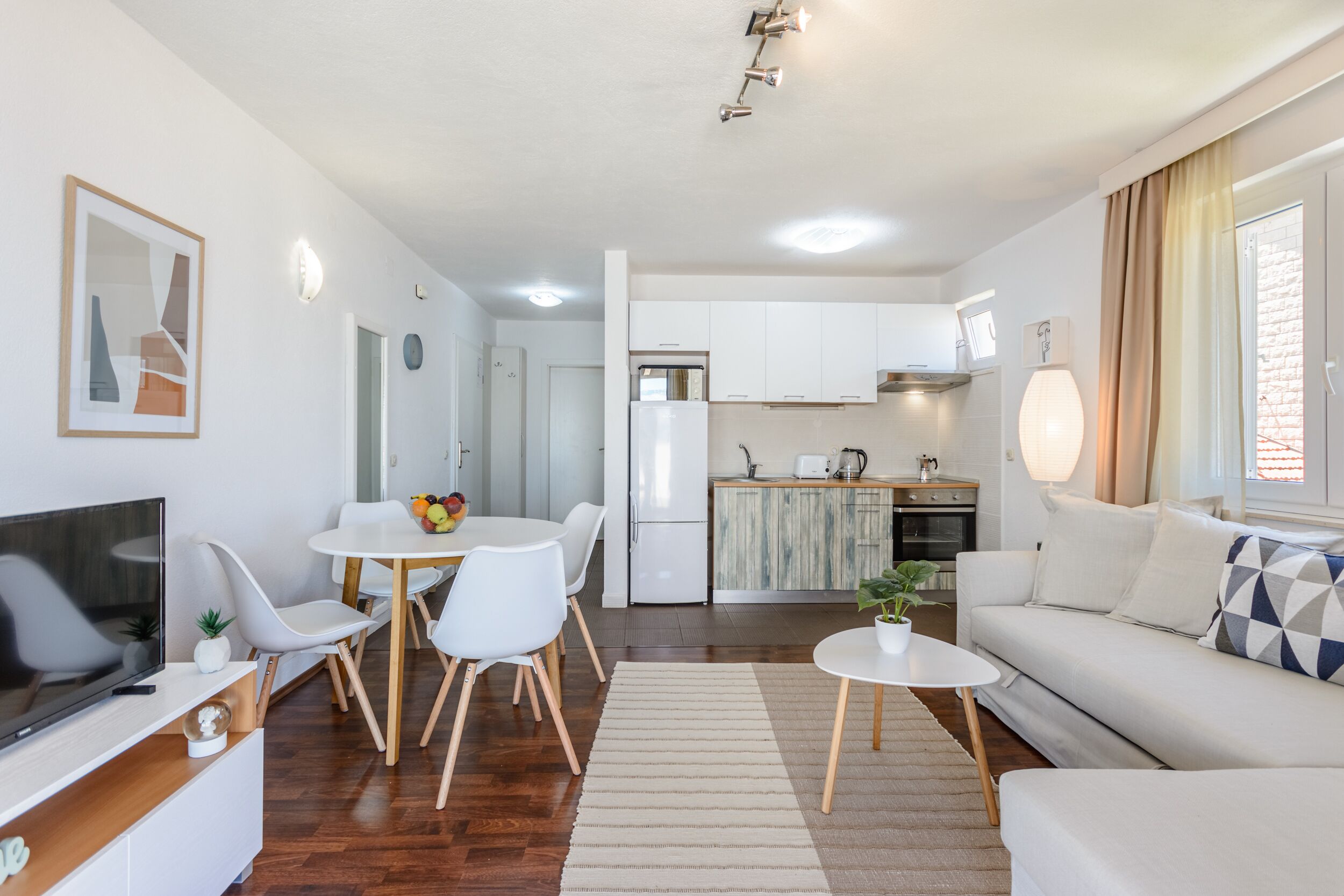 Apartment (One bedroom apartment with balcony) | Living room | 25-inch flat-screen TV with satellite channels, TV