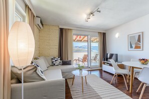 Căn hộ (One bedroom apartment with balcony) | Phòng khách | TV màn hình phẳng 25-inch có truyền hình vệ tinh, TV 