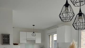 Een koelkast, een microgolfoven, een oven, een kookplaat