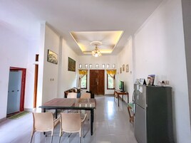 Casa estándar, 3 habitaciones | Cocina básica privada | Frigorífico, placa de cocina, arrocera y utensilios de cocina