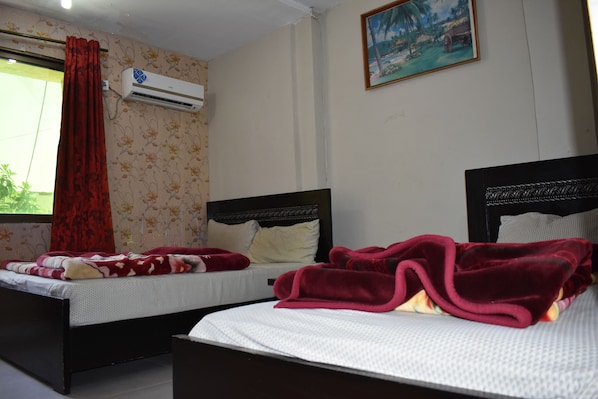 Deluxe Triple Room | Free WiFi, bed sheets - Hotel Islamabad Metro Inn (Islamabad)