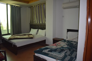 Habitación triple | Espacio para trabajar con laptop, wifi gratis y ropa de cama